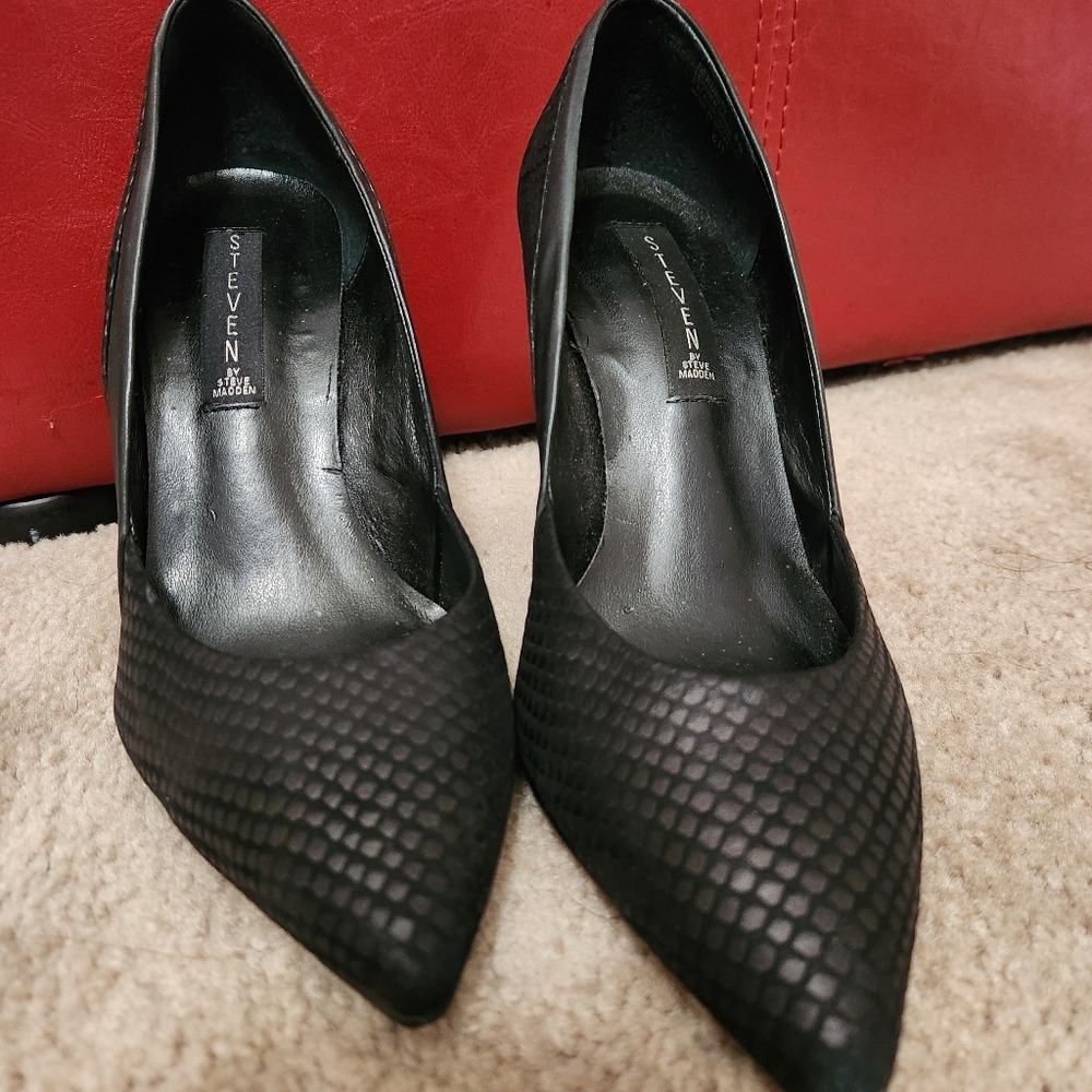 Steven Madden Black Elegant Textured Heels